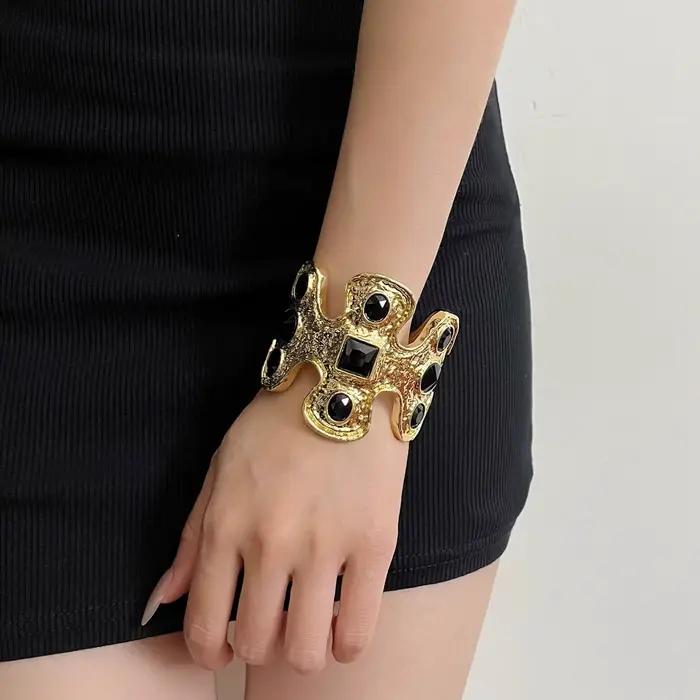 Luxueux bracelet rétro en pierres précieuses colorées à large ouverture