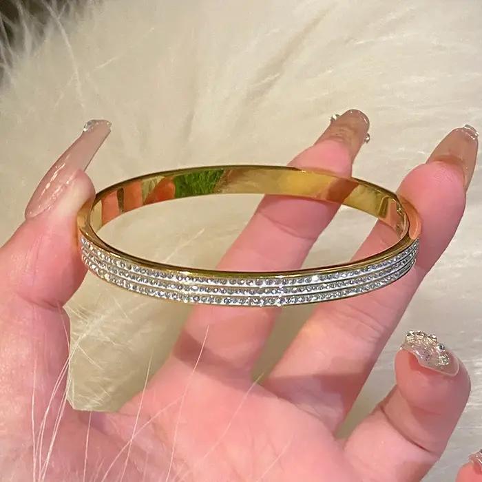 Bracelet doré en titane et acier pour femme