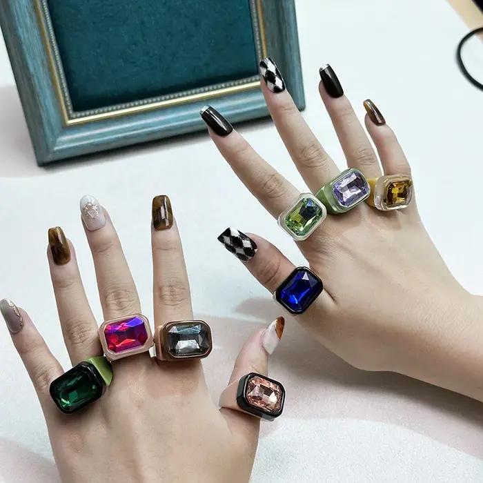 Bague en acrylique géométrique style dessin animé élégante et portable pour femmes occasions festives et mode OL