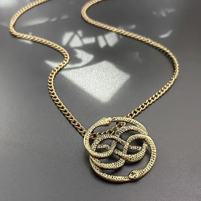 Collier Serpents Entrelacés en os plaqué métal pour homme et femme avec pendentif serpent double style rétro et moderne pour toutes occasions