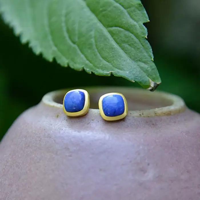 Boucles d'oreilles carrées classiques incrustées d'argent