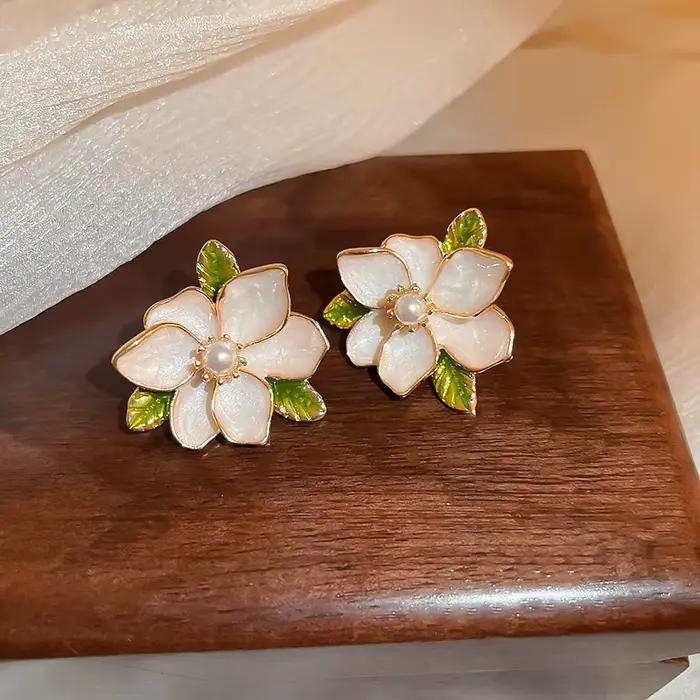 Nouvelles Grandes Boucles d'Oreilles Clous en Perles d'Imitation de Gardenia Blanc pour Femmes Bijoux Doux Cadeau de Mariage de Noël