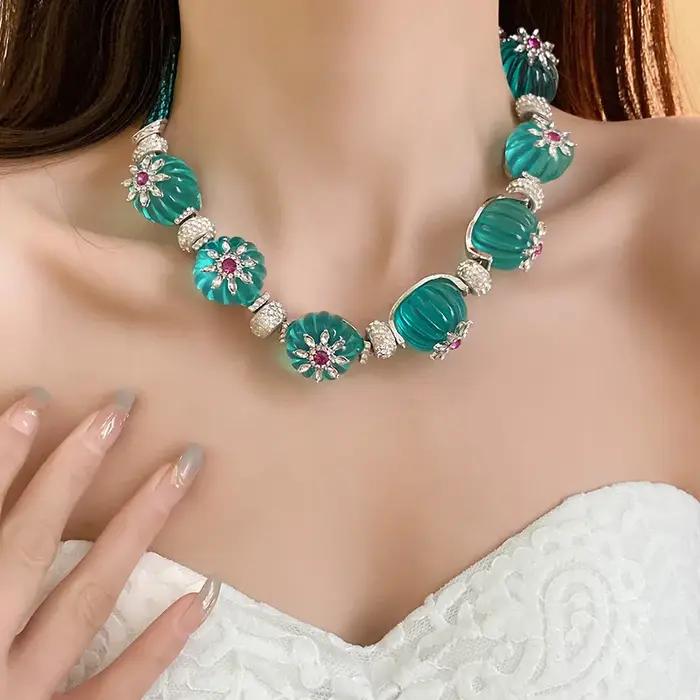 Collier de boucles d'oreilles à motif de fleurs en résine avec une chaîne de clavicule rétro et élégante