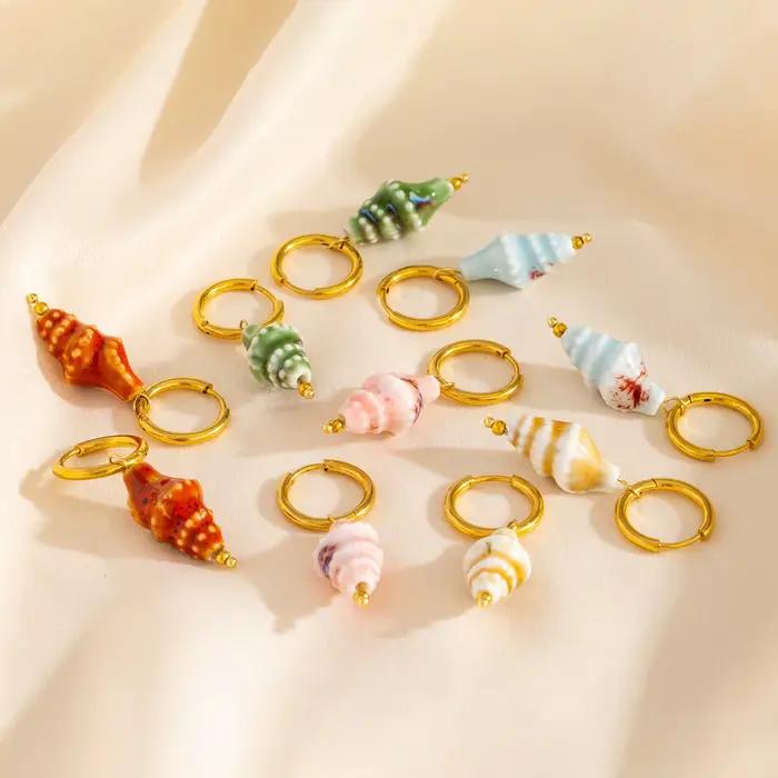 Boucles d'oreilles en céramique colorée et acier inoxydable avec électrofinition or 18 carats pour femmes, style mode, résistant à l'eau et à la rouille, idéal pour les vacances et les occasions spéciales