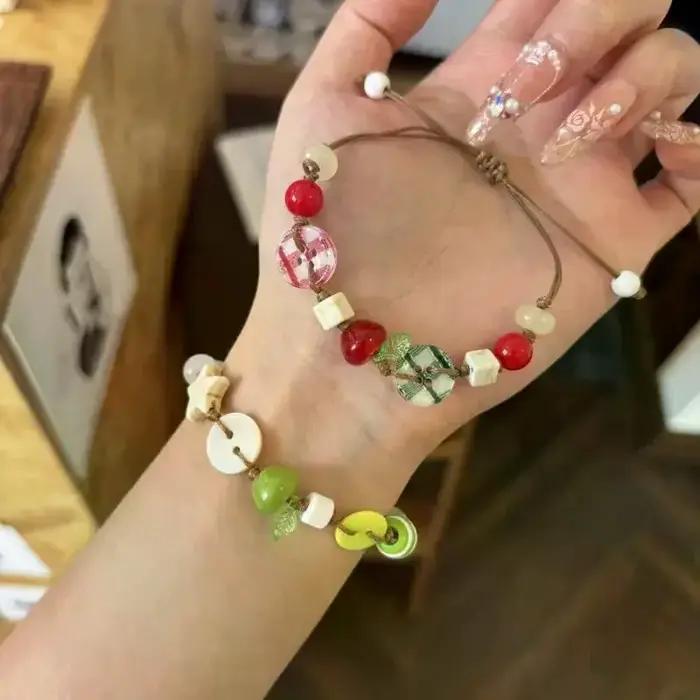 Bracelet à thème pommes sur cordon marron pour filles