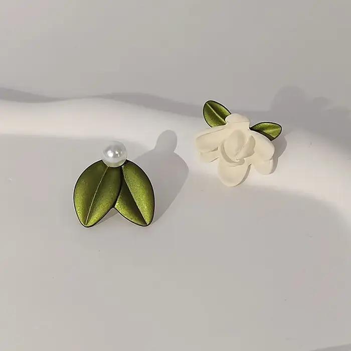 Boucles d'oreilles fleur de gardénia blanche pour femme