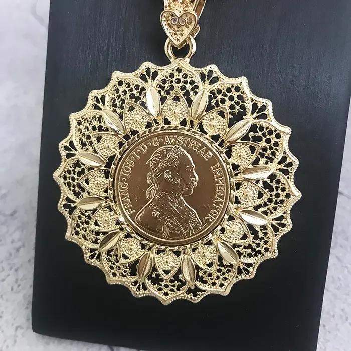 Ensemble collier et boucles d'oreilles à fleurs creuses