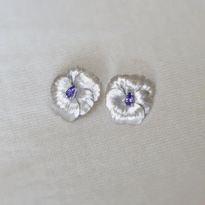 Boucles d'oreilles pour femmes avec pierres florales incrustées design français unique sensation de luxe élégants et modernes pour toutes les occasions