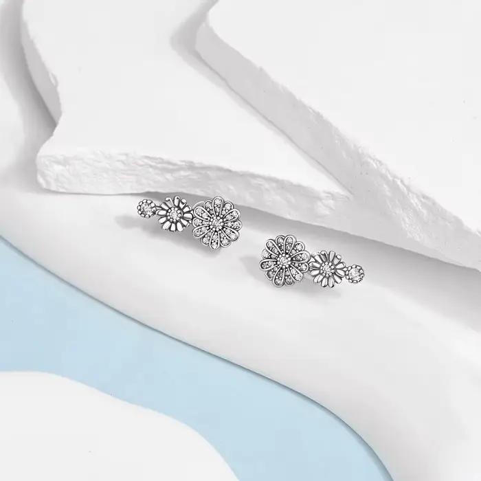 Boucles d'oreilles clous délicates trois marguerites en argent 925