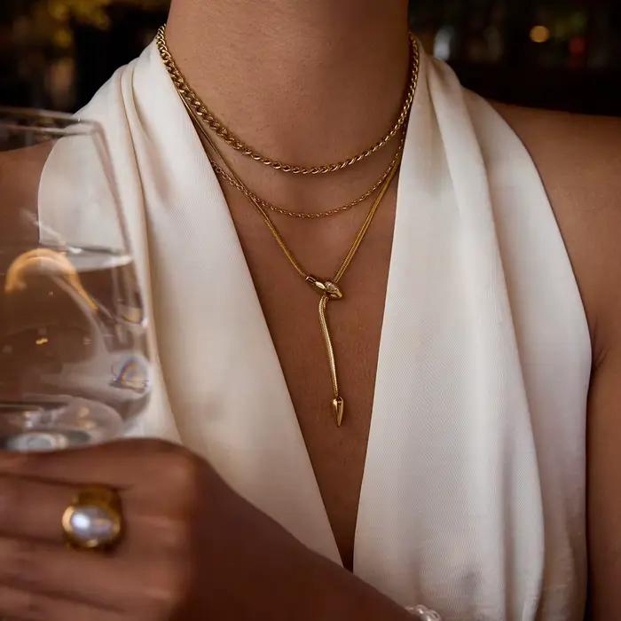 Collier Serpentine en acier inoxydable avec zirconium pour femmes élégantes pour soirées et événements spéciaux