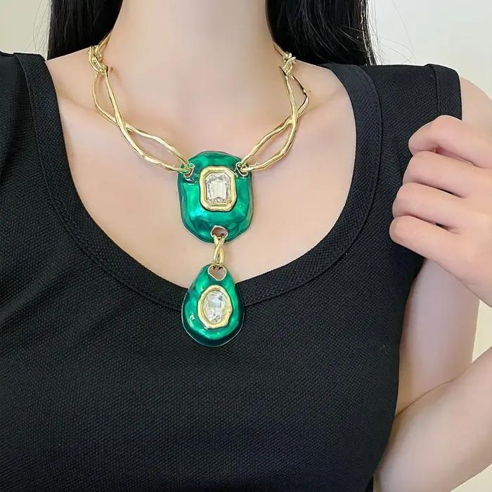 Collier ligne croisée de style rétro avec une touche de luxe discret et chaîne de clavicule pendentif en cristal haut de gamme
