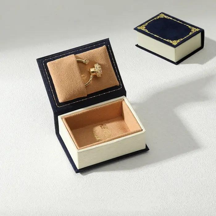 Boîte de rangement et d'affichage de bijoux en forme de livre avec couvercle rabattable pour rangement et affichage de bague, boucles d'oreilles, collier et pendentif occasions spéciales voyage élégant