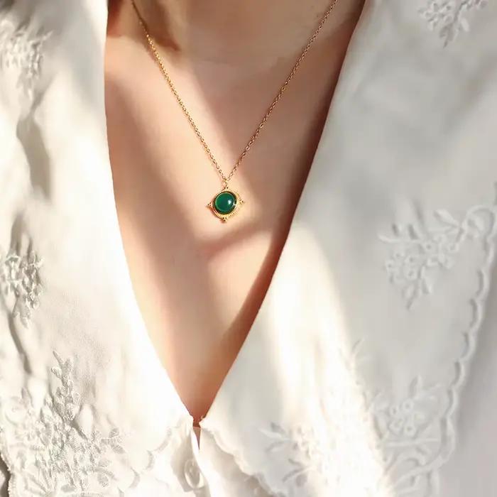 Amaiyllis-Collier en or 18 carats avec pierre d'agate verte vintage
