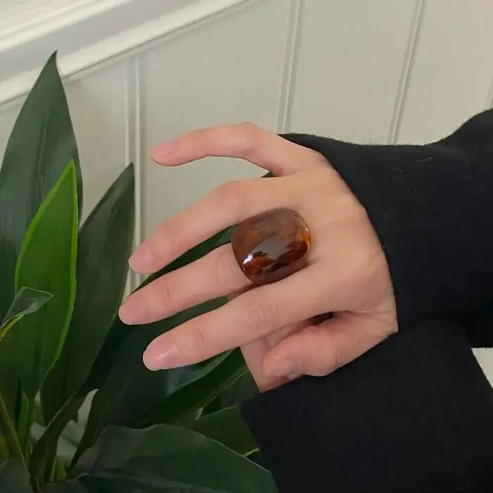 Bague géométrique large épaisse résine vintage punk pour femmes occasions spéciales exagérées nouveau style