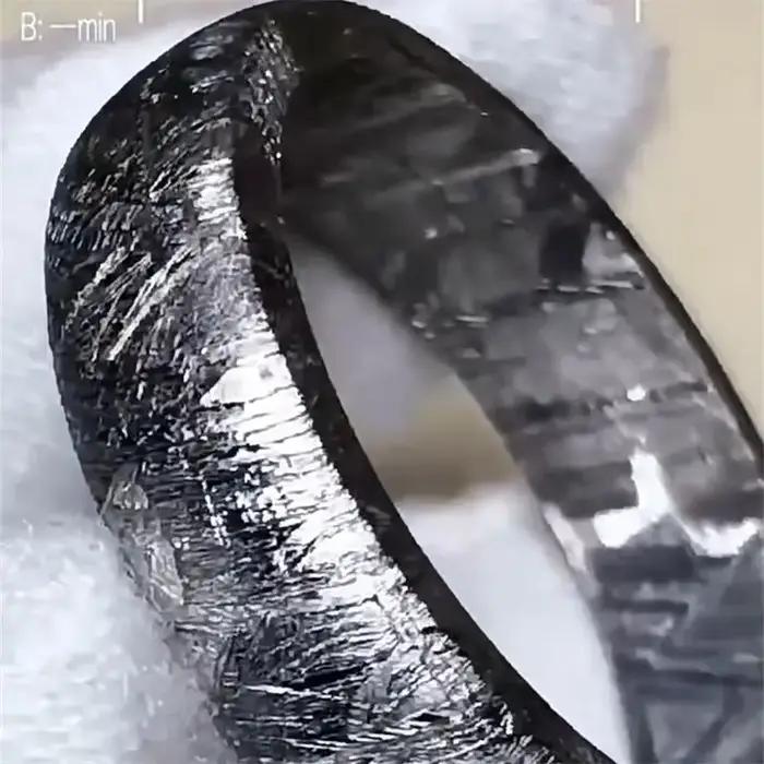 Bague en météorite faite à la main