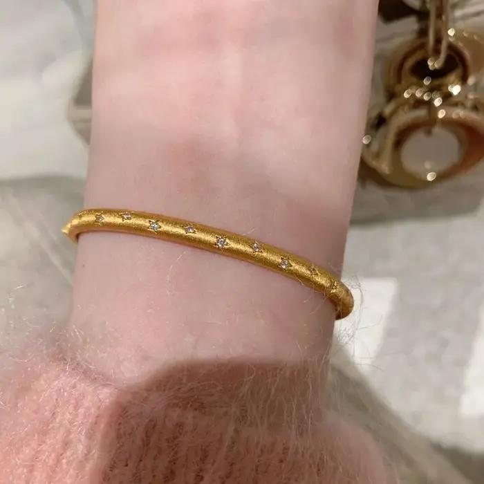 Bracelets de luxe légers rétro haut de gamme en diamant brossé pour femmes