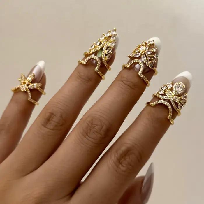 Bagues créatives en zircon cubique en forme de couronne de fleurs pour femmes et hommes