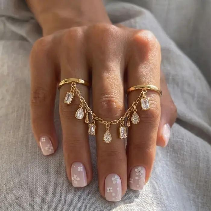 Bague en acier inoxydable française avec pampille en zircon pour femmes élégante et minimaliste idéale pour les occasions spéciales et le quotidien