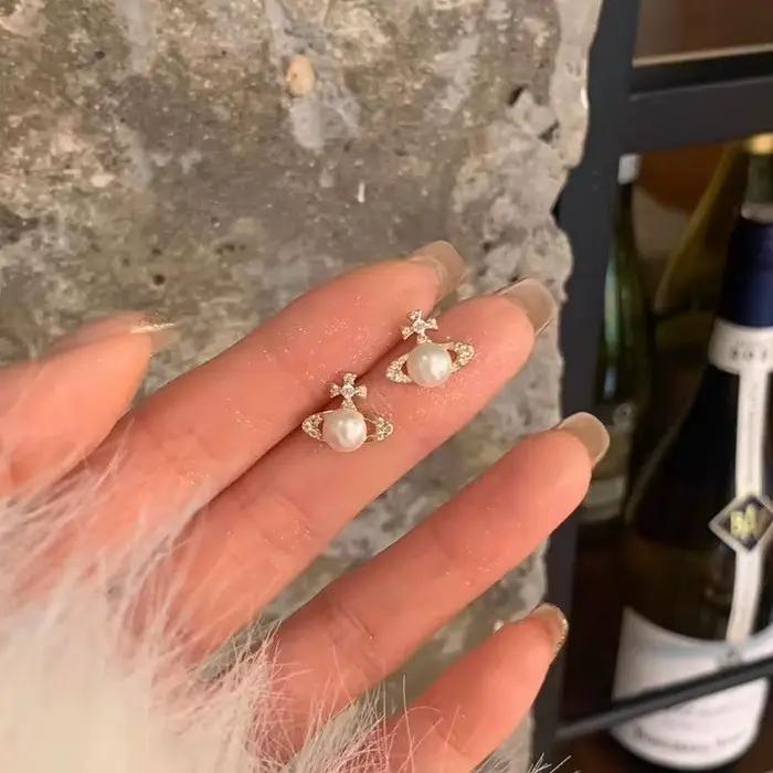 Boucles d'oreilles en forme de planète Saturne en argent sterling serties de perles et zircons blancs élégantes pour femmes occasions spéciales