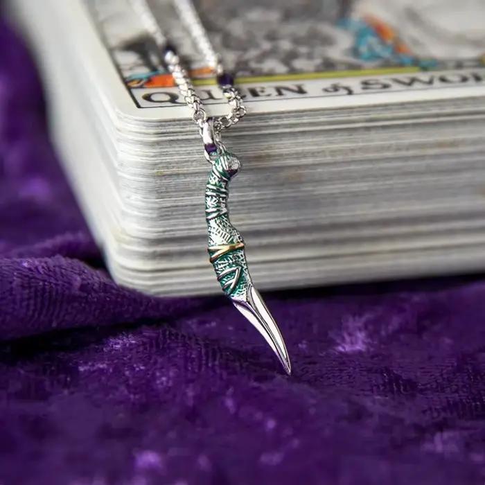 Collier en or jaune clair ou plaqué argent avec médaillon de sorcière pour parties et événements cosplay fantastiques