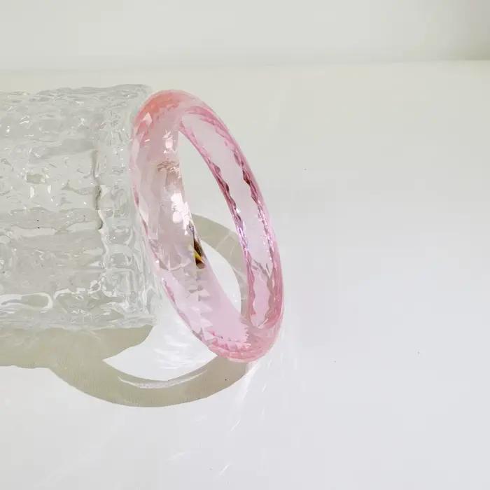 Bracelet en résine colorée transparente avec découpes géométriques pour femmes, styles modernes et élégants pour les occasions estivales