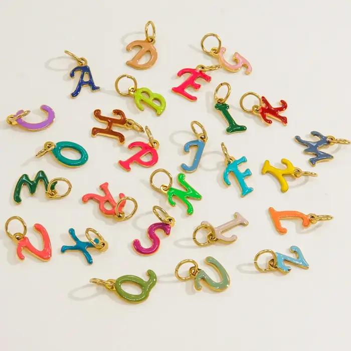 A-Z en acier inoxydable anglais lettre colorcomparator creux pendentif gouttes d'huile breloques bricolage collier bracelet bijoux exécutif