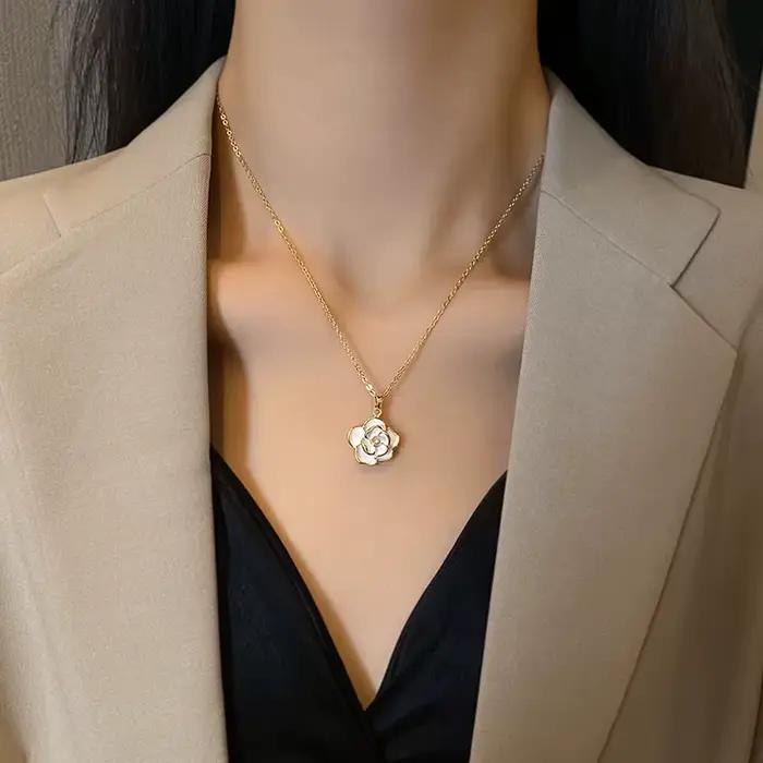 Collier romantique français élégant en émail blanc