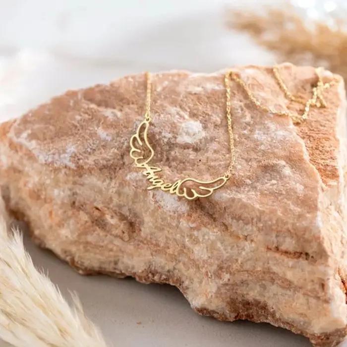 Collier en or aile d'ange avec nom personnalisé