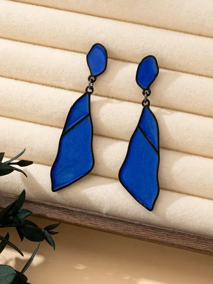 Une paire de boucles d'oreilles noires pour femmes avec un style tendance
