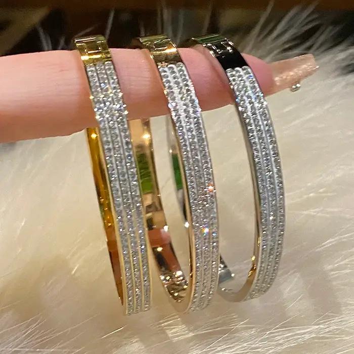 Bracelet doré en titane et acier pour femme