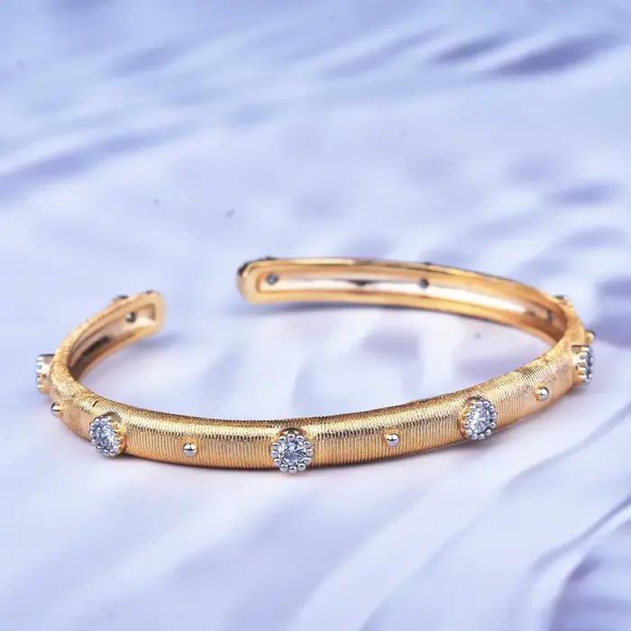En 2026, la France a lancé une nouvelle collection de bijoux tendance et élégante - une bague ouverte en diamant à