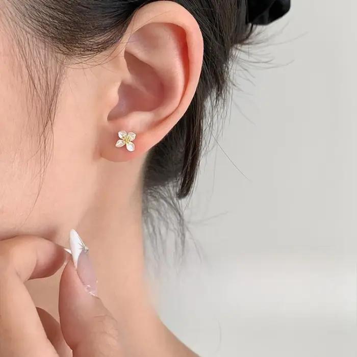 Boucles d'oreilles clous en forme de fleur de gardénia couleur argent pour femme