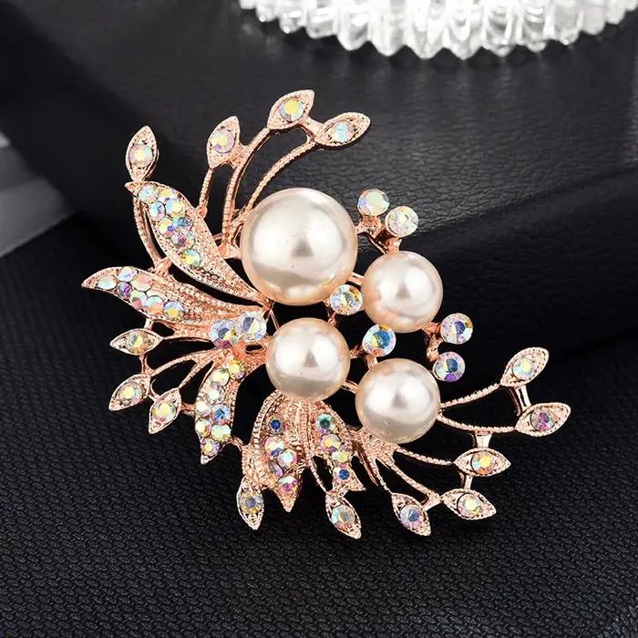 SKEDS Broche élégante pour femme, motif floral, perles et cristaux, bijou de mode exquis haut de gamme, style coréen classique