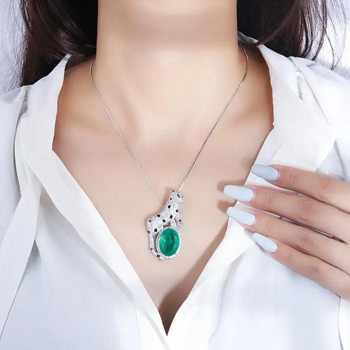 Collier pendentif léopard en pierre émeraude pour femme