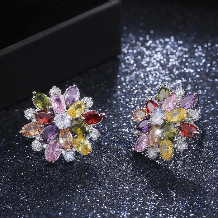 Boucles d'oreille fleur classiques en zircone cubique avec sept couleurs disponibles pour femmes occasions spéciales