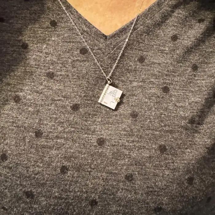 Collier avec pendentif en forme de cœur gravé avec des informations sur la petite-fille espagnole