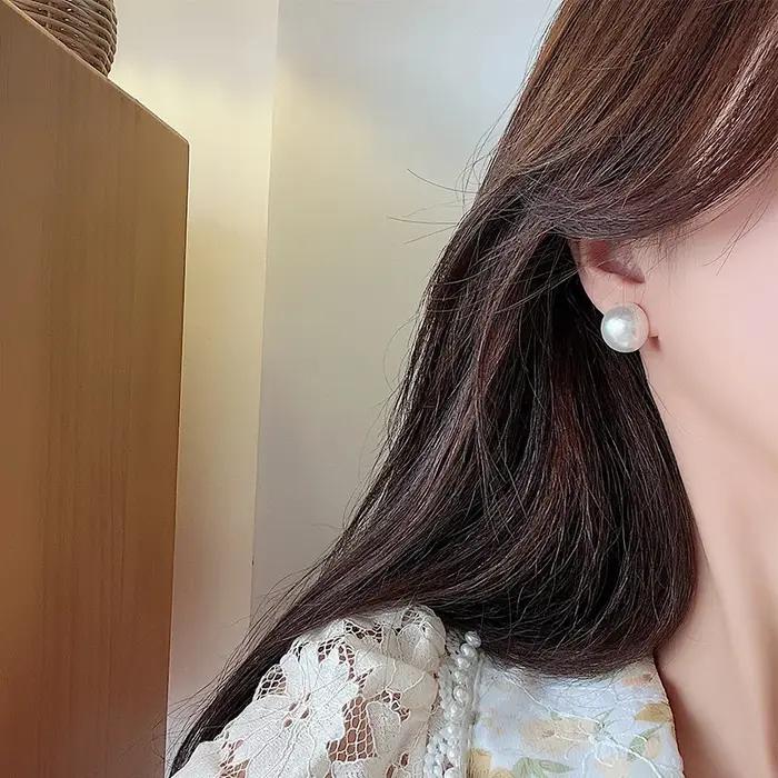 Boucles d'oreilles minimalistes blanches simples