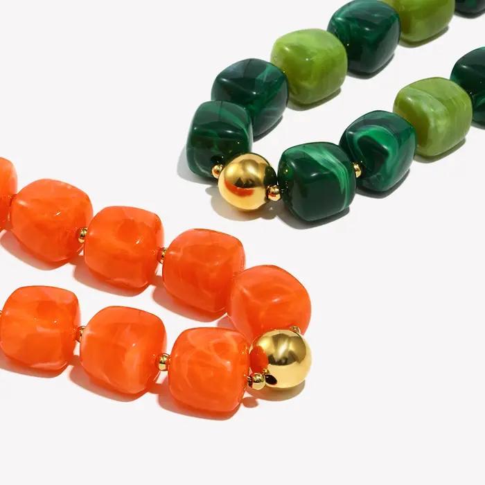 E.B.belle – collier de perles carrées en acrylique