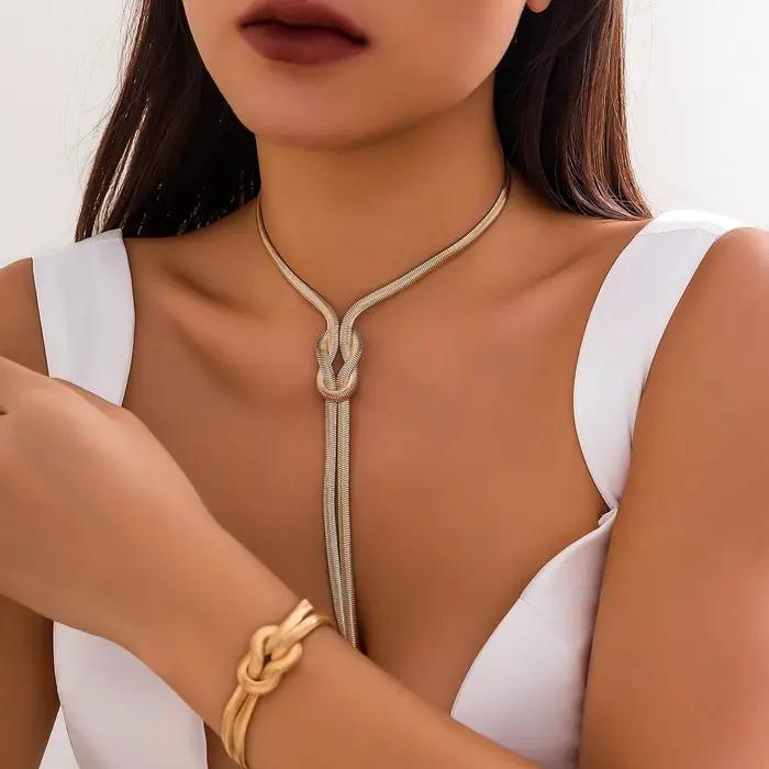 Ensemble de bijoux vintage gothique doré avec collier et boucles d'oreilles pour femmes occasions spéciales mariage soirée élégante