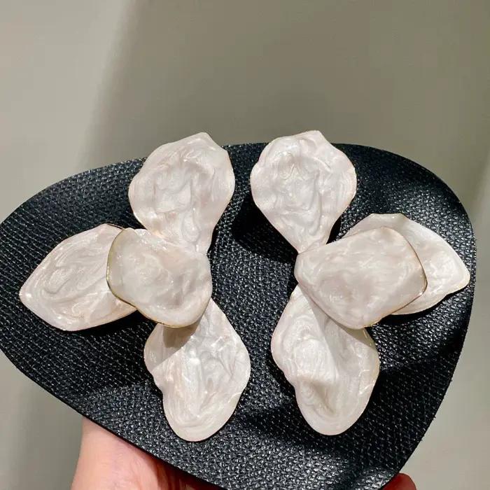 Boucles d'oreilles clous vintage en émail blanc avec grandes fleurs en métal pour femmes
