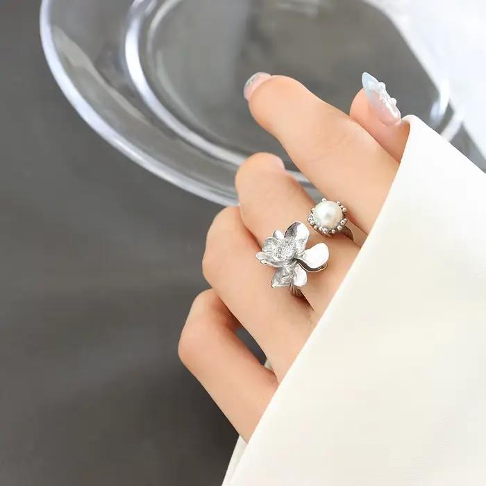 Bague rétro française motif floral perles en plastique plaquée or 18 carats pour femme occassions spéciales mariage style gothique浪漫金属花卉复古法式女戒,含塑料珍珠,镀18K金,适用于婚礼等特殊场合,哥特风格
