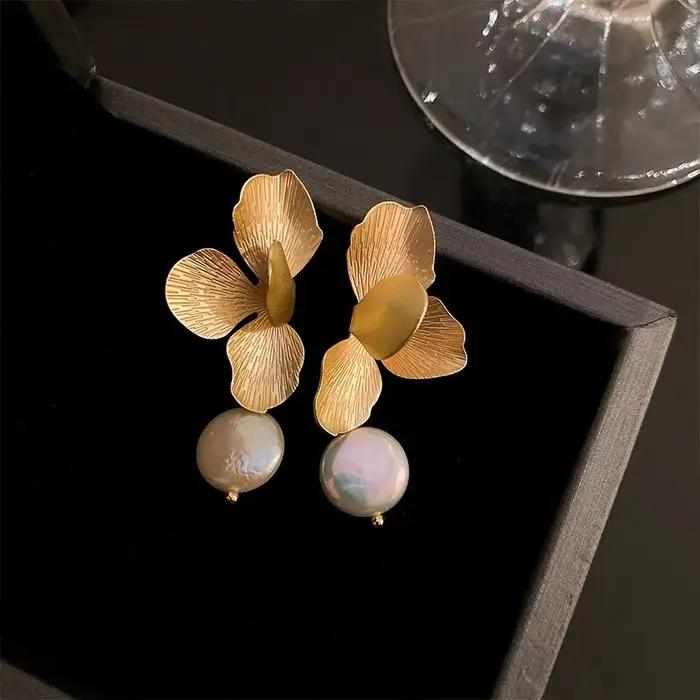 Boucles d'oreilles élégantes en perles d'imitation naturelles pour femmes, boucles d'oreilles vintage en forme de pétales dorés, bijoux pour fête et mariage K-
