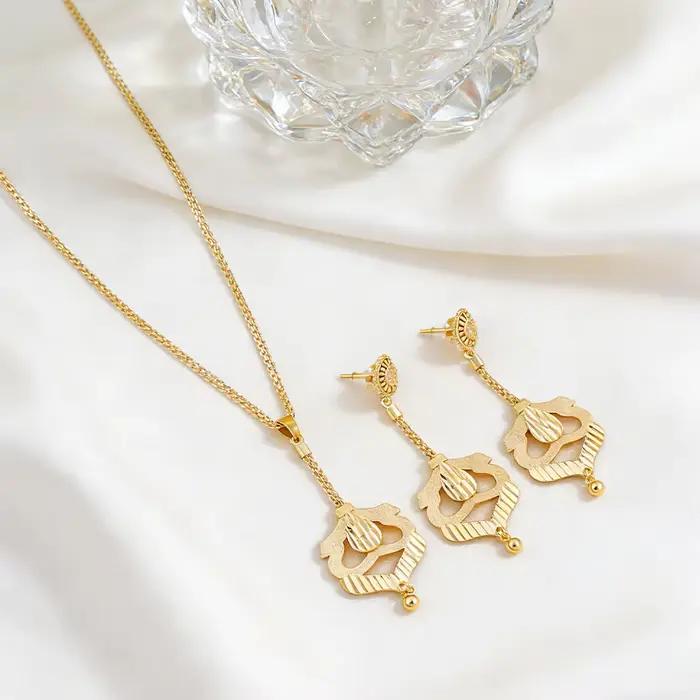 Ensemble de bijoux collier or plaqué avec boucles d'oreilles pour femmes occasions spéciales elegance mariage anniversaire soirée
