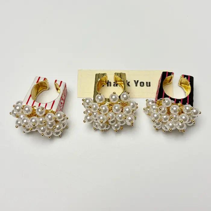 Bague large vintage en émail et perles motif popcorn