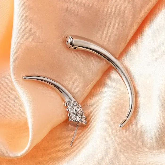 1 paire de boucles d'oreilles lune en strass asymétriques