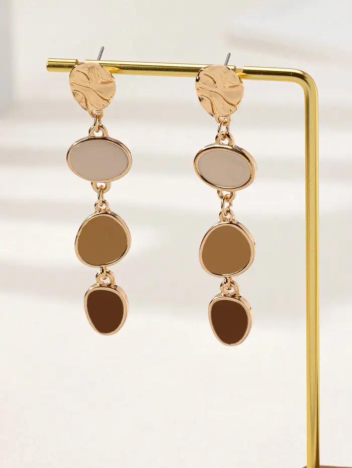 Une paire de boucles d'oreilles tendance et décontractées pour femmes