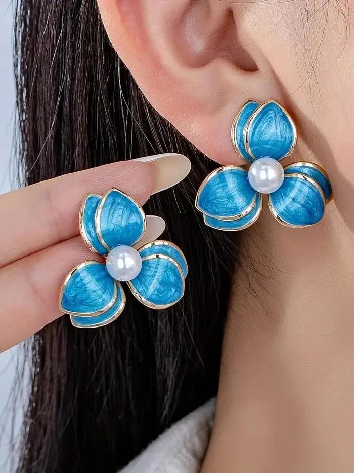 Une paire de boucles d'oreilles élégantes et décontractées de style Amazon transfrontalier avec un design floral en imitation perle à effet goutte d'huile pour femmes