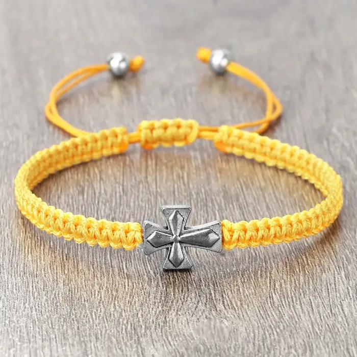 Pendentif croix doré argenté et bracelets ajustables en nylon multicolore pour homme et femme, bijou moderne et traditionnel à offrir pour couples occasions spéciales
