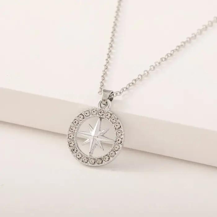 Le collier étoile hexagonale Sky Star David est un pendentif à la mode et polyvalent avec un sens du design unique pour les femmes