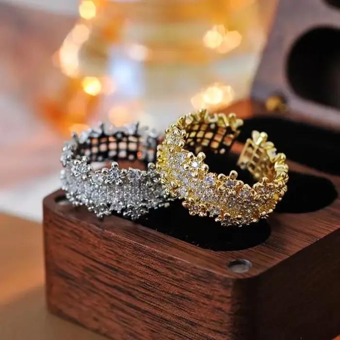 Bague ouverte pour femmes avec motif pétale évidé incrusté de zirconium plaqué or 14k pour occasions spéciales et quotidienne